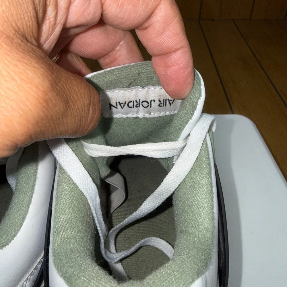 Air Jordan 4 Retro Seafoam Oil Green White Black AQ9129-103 Mens Size 8